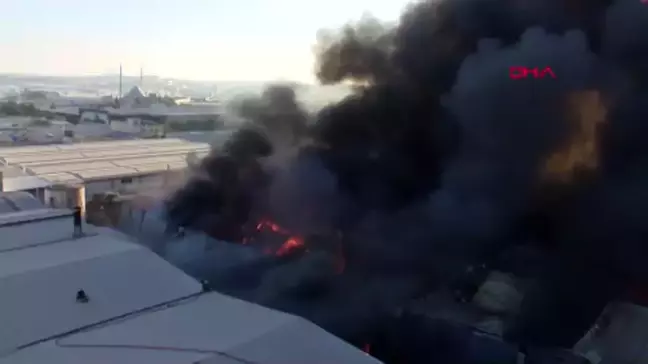 Gaziantep'te, halı fabrikasındaki yangına 200 personelle müdahale ediliyor