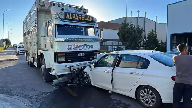 Dilovası'nda kamyona çarpan otomobilde 4 kişi yaralandı