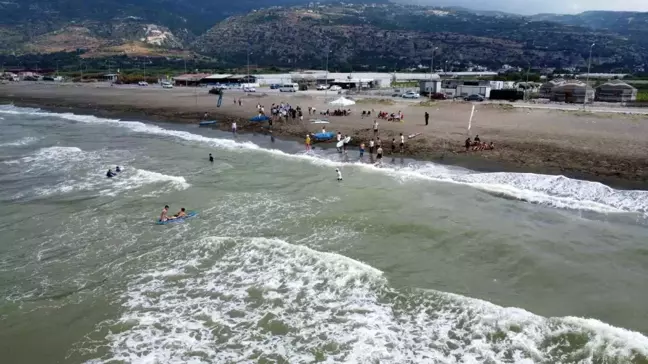 Hatay'da çocuklar ücretsiz sörf kursunda eğitim alıyor