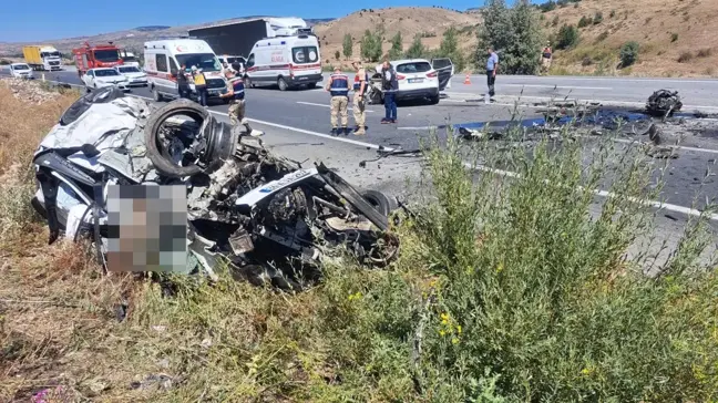 Erzincan'da Otomobil Kazası: 3 Ölü, 4 Yaralı