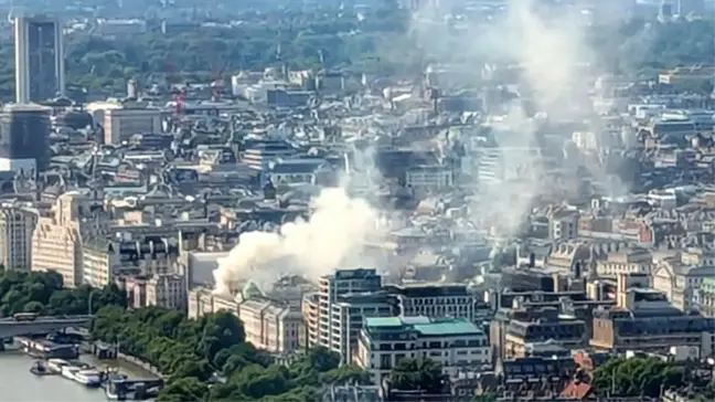 Londra'daki Somerset House'da Yangın Çıktı