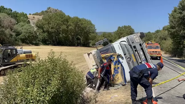 Kütahya'da Kamyon Şarampole Devrildi, Sürücü Hayatını Kaybetti