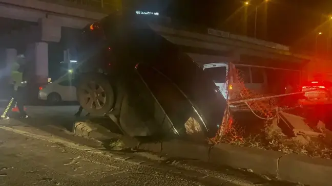 Sivas'ta Hafif Ticari Araçla Çarpışan Otomobil Çukura Düştü, 5 Kişi Yaralandı