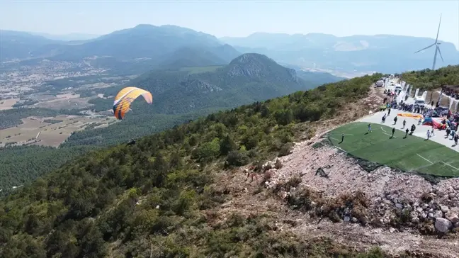 Bilecik'te Yamaç Paraşütü Etkinliği Devam Ediyor