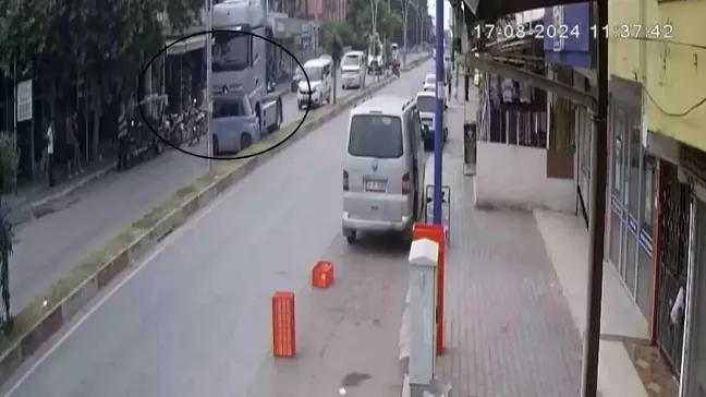 Hatay'da tır, mini aracı metrelerce sürükledi