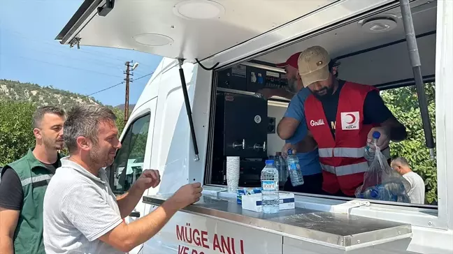 Üniversite Öğrencileri Türk Kızılay'a Destek Veriyor