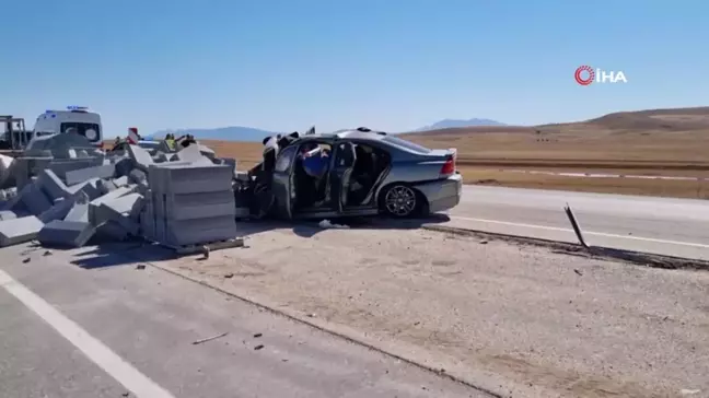 Burdur'da otomobil refüj yapımı için bırakılan bordür taşı yığınına çarptı, 2 ölü 1 yaralı