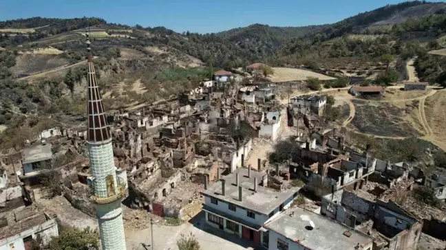 Manisa'da çıkan orman yangınında tamamen yanan köyde felaketin izleri siliniyor