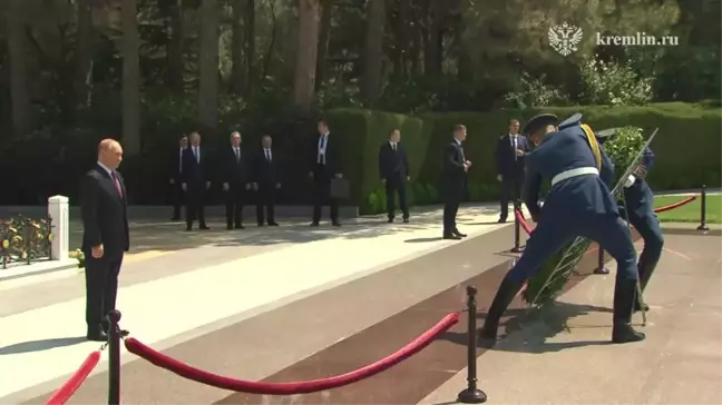 Putin, Haydar Aliyev'in Mezarını Ziyaret Etti