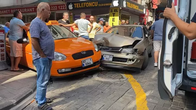 Zonguldak'ta Sürücüsü Fenalaşan Otomobilin Çarptığı Kazada 2 Kişi Yaralandı