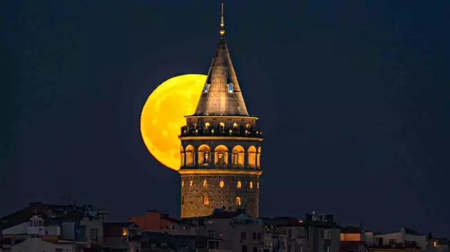 İstanbul'da Galata Kulesi ile Dolunay Manzarası