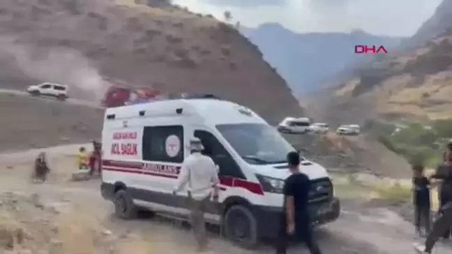 Hakkari'de güvenlik korucularını taşıyan kamyonet şarampole devrildi: 6 yaralı