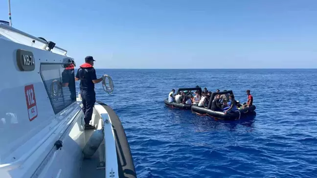 Muğla'da Yunanistan tarafından geri itilen göçmenler kurtarıldı