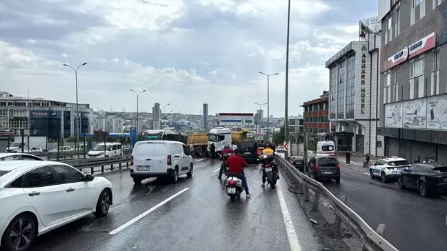 Beylikdüzü'nde Hafriyat Kamyonu Kaza Yaptı, Ulaşım Aksadı