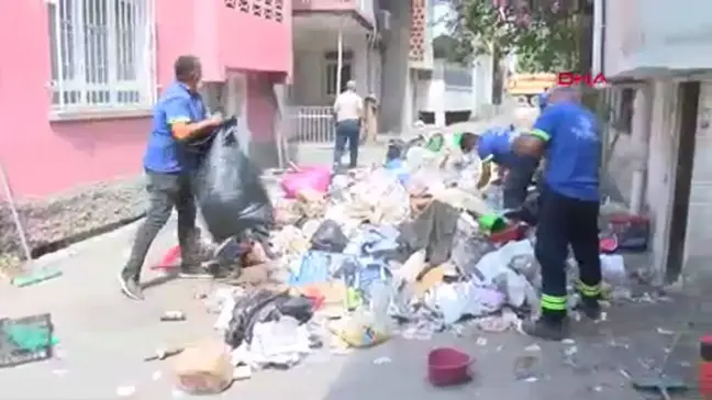 Adana'da 'çöp ev' temizliği: 8 kamyonet çöp çıkarıldı