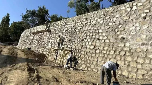 Yüksekova Dağlıca köyü yolunda istinat duvarı çalışması devam ediyor