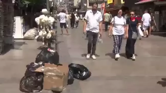 İzmir'de Temizlik İşçileri İş Bıraktı, Çöpler Tepki Çekti