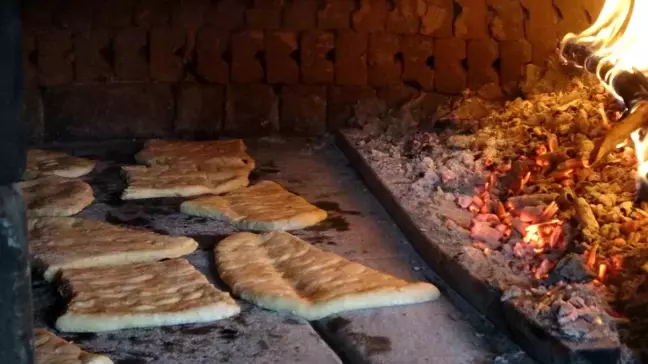 Tokat'ın Reşadiye ilçesinde kadınlar imece usulüyle ekmek pişiriyor