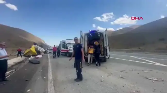 Erzincan'da TIR ile taksinin çarpıştığı kazada 4 kişi hayatını kaybetti