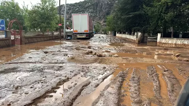 Elmalı'da Sağanak Yaşamı Olumsuz Etkiledi