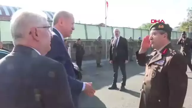 Cumhurbaşkanı Erdoğan ve beraberindekiler Ahlat Komanda Tabur Komutanlığı'nı ziyaret etti