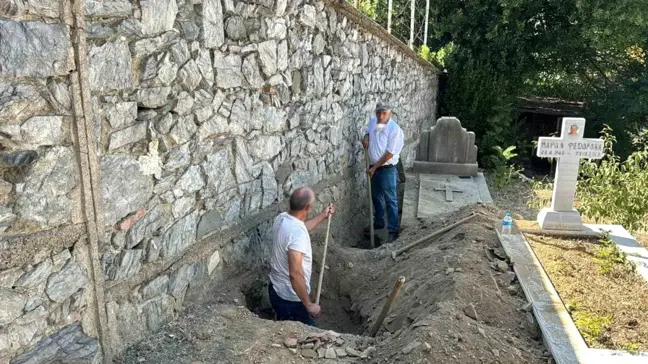 Şişli'deki Rum Ortodoks Mezarlığı'nda Define Arayan 4 Şüpheli Yakalandı