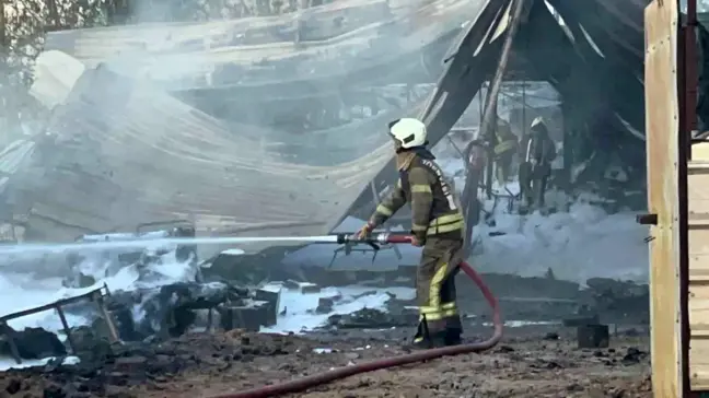 Tuzla'da Polyester Malzeme Üretimi Yapan İş Yeri Alev Alev Yandı