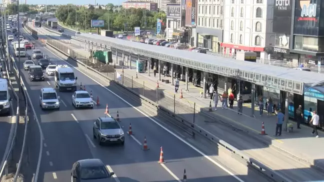 Beşyol Metrobüs Durağında 'Beyaz Yol' Çalışması Nedeniyle Trafik Yoğunluğu