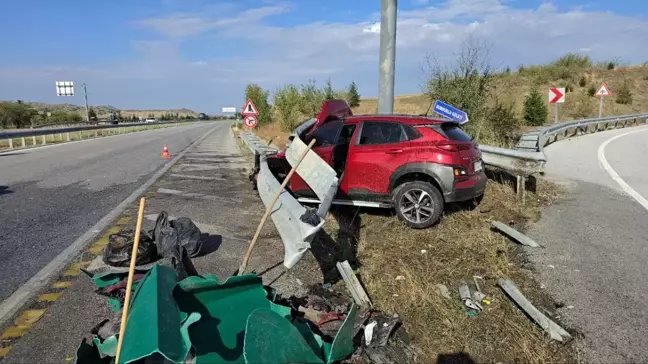 Çorum'da cip bariyerlere çarptı, sürücü yaralandı