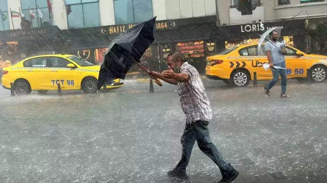 İstanbul'da Sağanak Yağış: Kabataş Tramvay Yolu Su Kanalına Döndü, Seferler Durduruldu