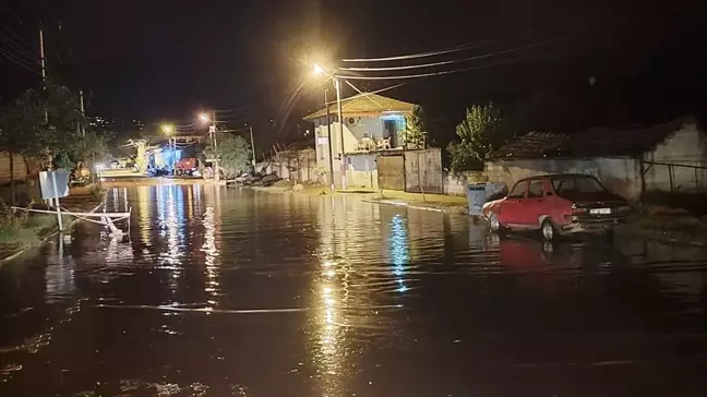 İzmir'de Sağanak ve Şiddetli Rüzgar Etkili Oldu