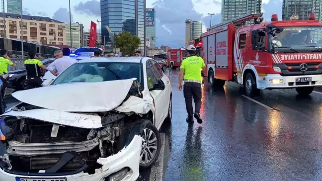 Şişli'de Otomobil İETT Otobüsüne Arkadan Çarptı: 3 Yaralı