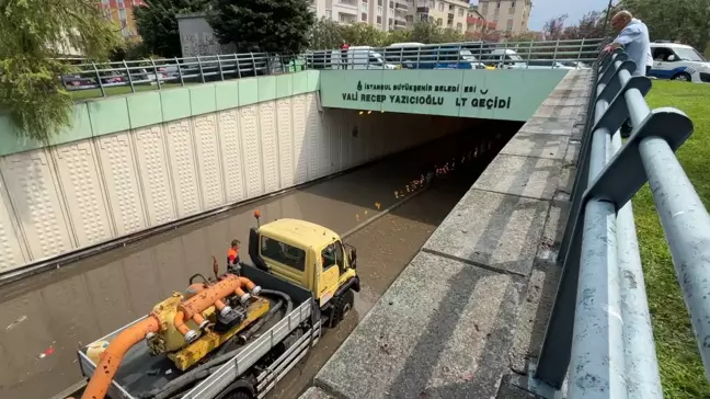 Bahçelievler'de Vali Recep Yazıcıoğlu alt geçidi su baskınına uğradı