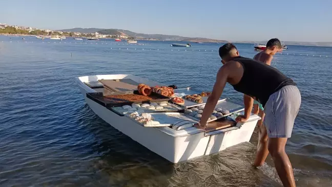 Erdek'te 'deniz pastanesi' hizmeti ile kayıklarda tatlı satışı yapılıyor