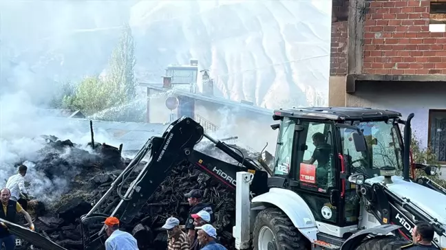 Erzurum'un Tortum ilçesinde samanlıkta çıkan yangın çevredeki evlere sıçramadan söndürüldü