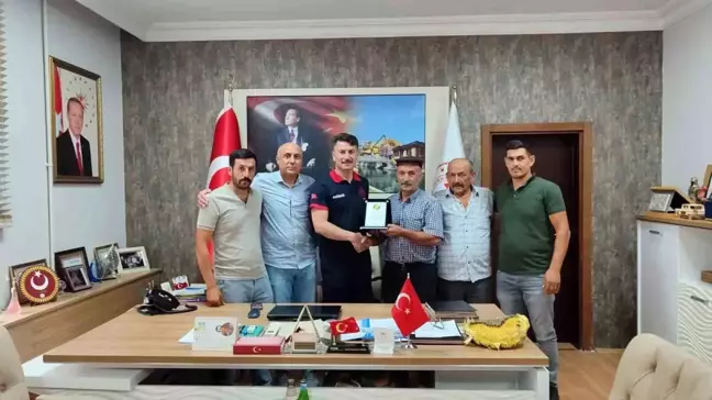 Eskişehir İl Tarım ve Orman Müdürü ve Ekibine Plaket Takdim Edildi