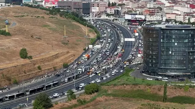 Küçükçekmece Sefaköy'de Metrobüs Kazası: 12 Yaralı