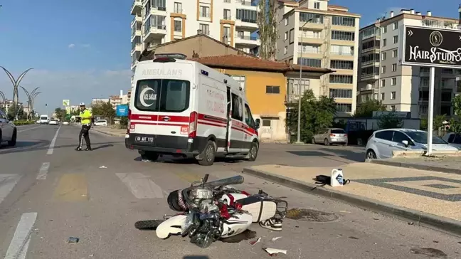 Aksaray'da Otomobilin Çarptığı Motosiklet Sürücüsü Ağır Yaralandı