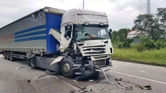 Samsun'da Yabancı Uyruklu Tır, Işıklarda Bekleyen Tıra Arkadan Çarptı