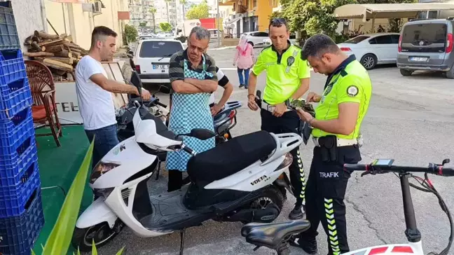 Antalya'da elektrikli bisiklet ile hafif ticari araç çarpıştı, 1 kişi yaralandı