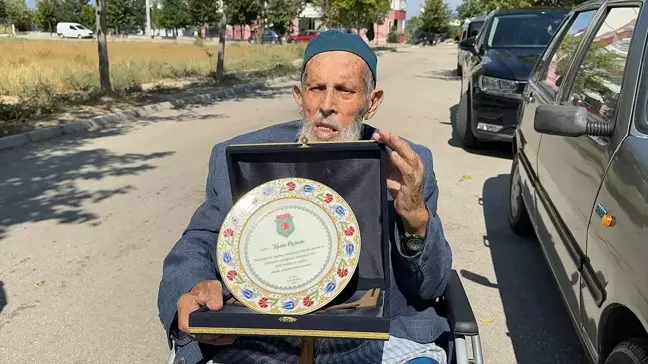 85 yaşındaki Kadir Öztürk, otomobilini şehit ve gazi derneğine bağışladı