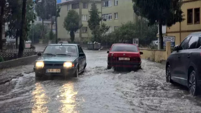 Karabük'te Sağanak Sonrası Yollar Göle Döndü