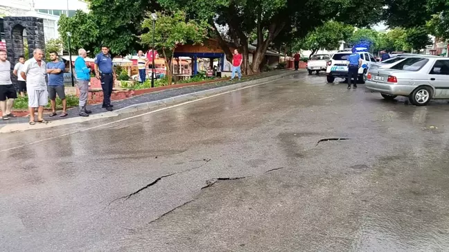 Kozan'da Aniden Bastıran Yağmur Cadde ve Sokakları Göle Çevirdi