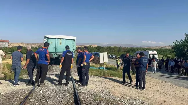 Malatya'da Çapa Motoruna Yük Treni Çarptı: Anne ve 2 Çocuk Hayatını Kaybetti