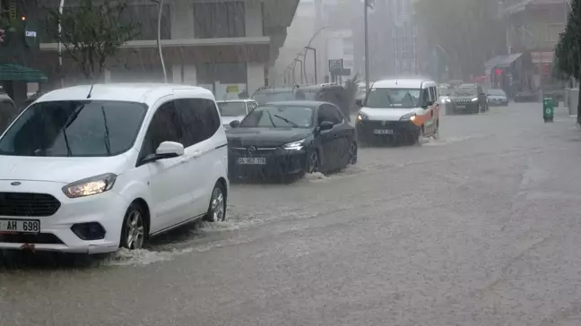 Rize'de Şiddetli Sağanak Yağış Cadde ve Sokakları Göle Çevirdi