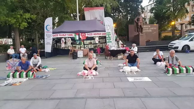 Çorlu'da İsrail'in Gazze'ye saldırılarını protesto etmek için 'insanlık çadırı' kuruldu