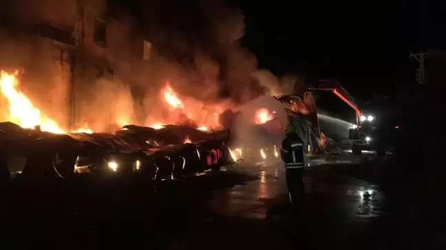 Erdemli'deki Narenciye Paketleme Tesisi Yangını Söndürüldü