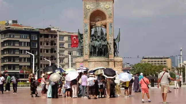 Çinli Turistler Taksim Meydanı'nda Eğlendi