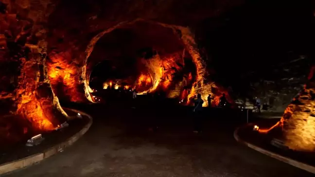 Ağrı Dağı'na tırmanan dağcılar Gökkuşağı Tepeleri ve Tuz Mağaralarını da geziyor