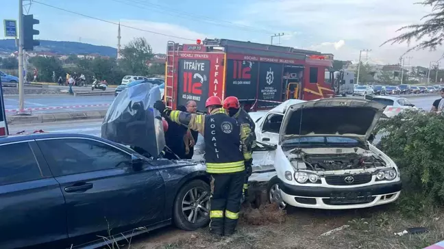 Kartepe'de Otomobil Kazası: 3 Kişi Yaralandı